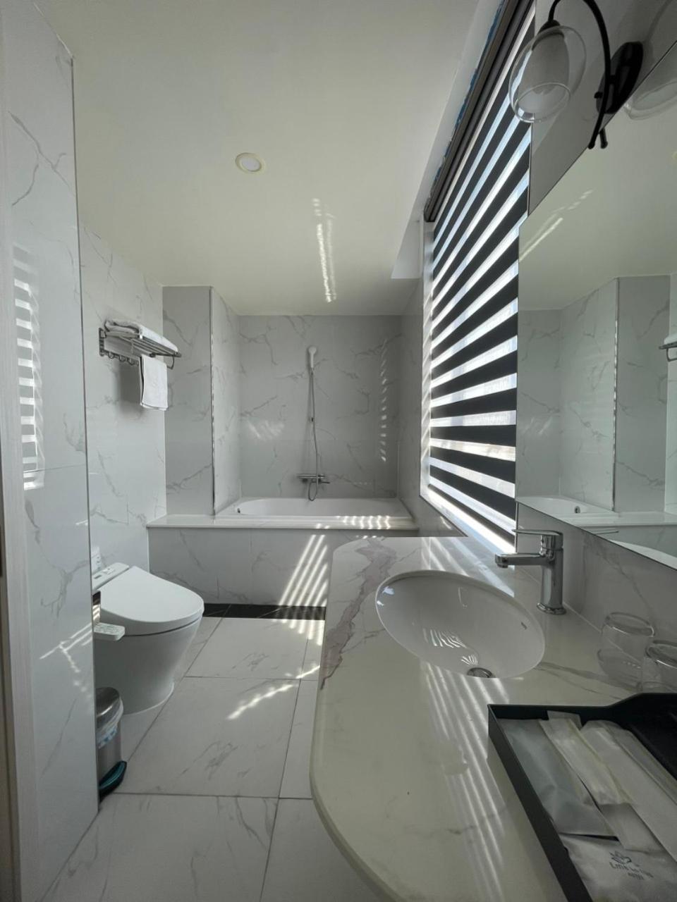 Lotus Hotel & Apartment Хайфон Экстерьер фото